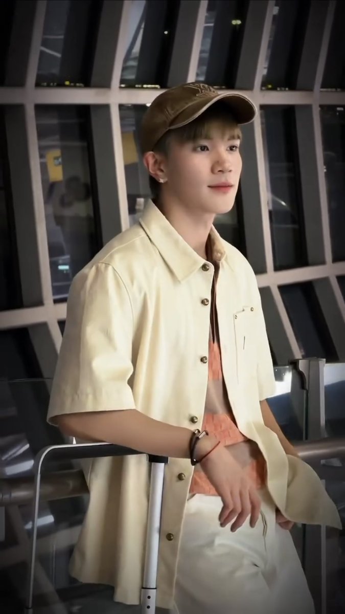 Repeatt_18's tweet photo. ที่สุดของความภูมิใจอ่ะ แอร์พอร์ตลุค ไปฟชว.พร้อมตำแหน่ง FOH สุดจะเริ่ด 😭😭😭 

FOURTH FOH LV OFF TO PARIS
#LVMenSS27 #LouisVuitton
#LouisVuittonxFourth https://t.co/ZQ3gcen0x1