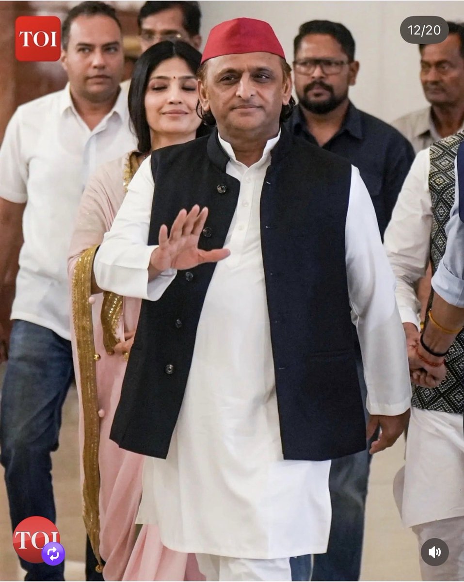 Anusinghanchor's tweet photo. शरद पवार की बेटी की शादी की तस्वीरें देखिए।
कैमरे के सामने अड़ानी को ये सभी देश को लूटने वाला, मोदी का दोस्त बताते हैं और फिर अपने पारिवारिक समारोह में बुलाते हैं।
क्या बात करते होंगे? 
अरे अड़ानी जी! ये सब तो राजनीति के लिए करना पड़ता है आपसे कोई बैर थोड़ी है। 
Credit: TOI https://t.co/nST2f5BQK6