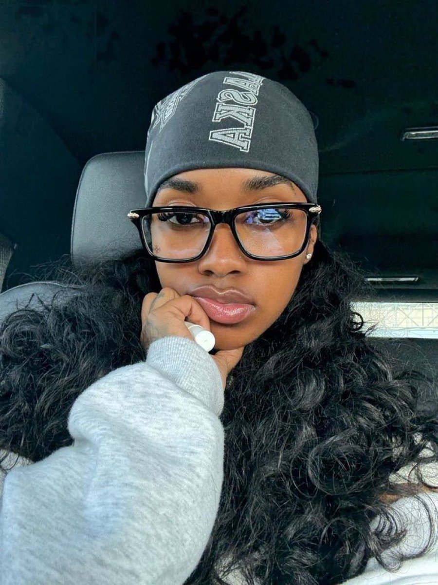 heis_peg's tweet photo. Girls that wear hoody and glasses >>>>> https://t.co/D3Ui2f817T