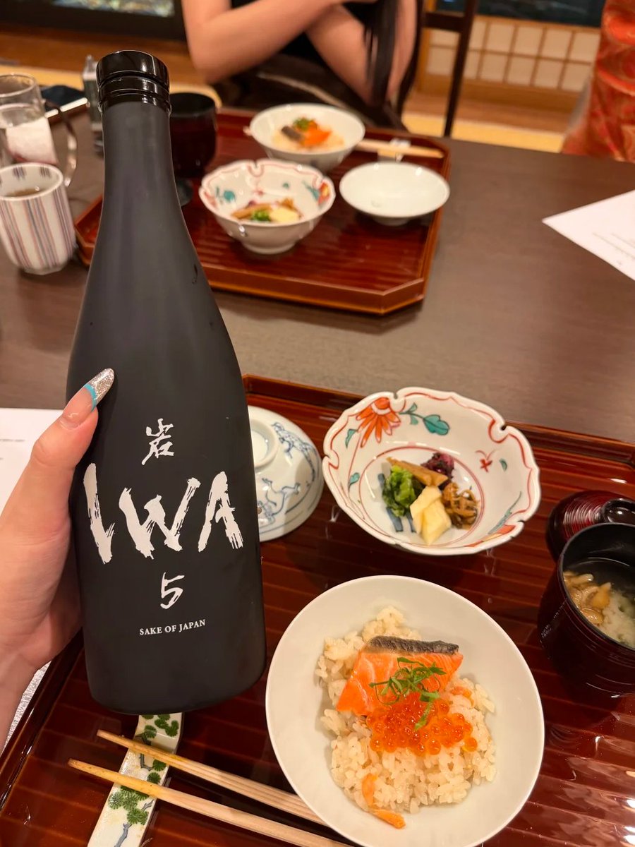kaylee_wegener's tweet photo. 滑らかで上品な味わいの日本酒が、鮭イクラ釜飯や和の前菜と相性抜群。一皿一皿丁寧な仕立てに心満たされる夜🌸✨ https://t.co/jUT33JE6Dv