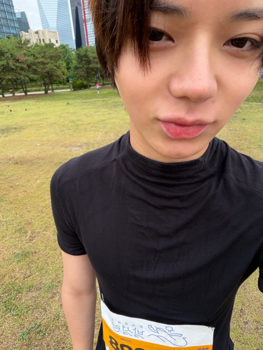 ohyual's tweet photo. before dan after opung fun run nyak. walaw sdah lepek tapi tetap #slebew dan #cihuy https://t.co/5tNZdoujRi