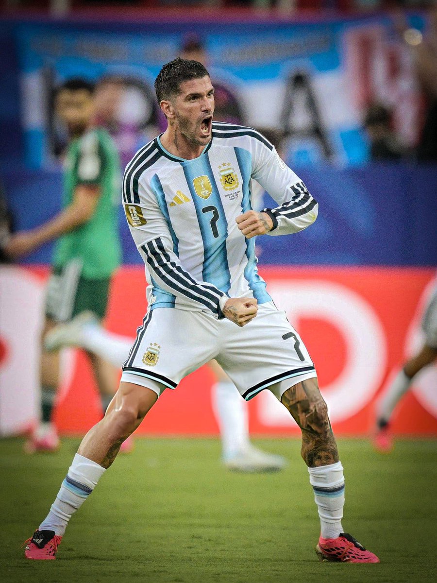 dan_itfc10's tweet photo. لابد من إنصاف الأسطورة دي باول 👑

لاعب خط وسط متكامل في الهجوم و الدفاع و الأهم من ذلك شخصية قيادية و روح عظيمة في الملعب. 

هجومياً رائع يحافظ على كرته و صانع ألعاب مميز و مراوغ جيد ، سريع و قوي في الزيادة العددية. كراته دائماً مباشرة سواء تمرير قصير أو كرات طويلة 

دفاعياً وحش مرعب في الضغط و تغطية المساحات