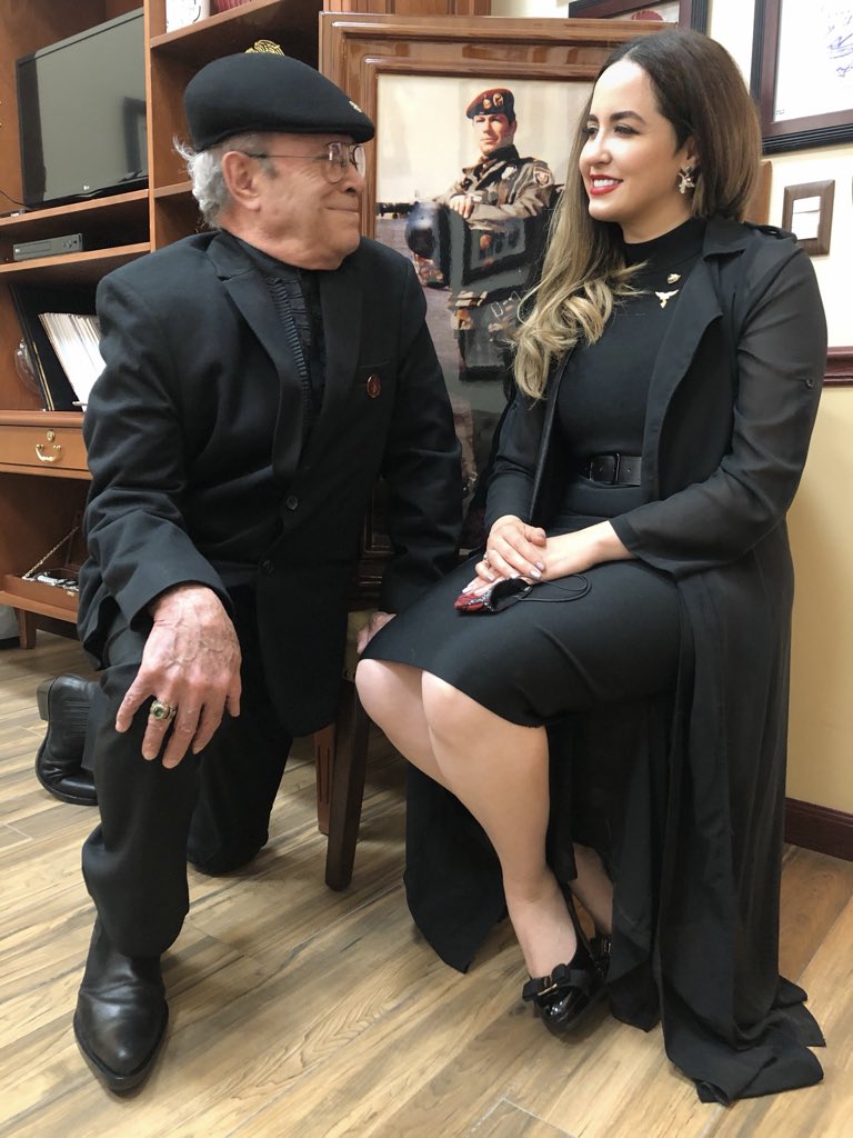 Maria_De_Haas's tweet photo. Me entristece saber el fallecimiento del General de División Paracaidista D.E.M. Delfino Mario Palmerín Cordero.

Muchos militares son ejemplares. Y tengo el honor de conocer a muchos de ellos. Pero él era un ejemplo de General. El Ejército pierde a una leyenda.

Lo conocí cuando asumió el cargo de Presidente de la Asociación del Heroico Colegio Militar. Durante su carrera, fue un ilustre comandante del cuerpo de cadetes, el más brillante miembro de la primera antigüedad (generación) de nuestro Colegio de Defensa Nacional, uno de los mejores comandantes de la Brigada de Paracaidistas, inspiración encarnada de la disciplina militar y la perseverancia ante diversos presidentes de la República, Comandante del Primer Cuerpo del Ejército, maestro y decano de numerosos miembros distinguidos de armas del Ejército; pero sobre todo, fue mi amigo.

Descansa en paz.