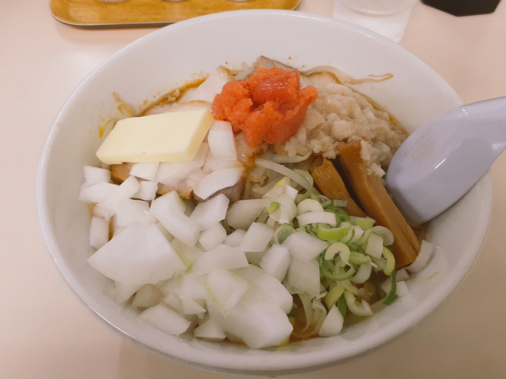 debukin1107's tweet photo. 麺はワシワシの極太やや縮れ麺(写真撮り忘れ😅)
僅かに麺が固いのが気になった😅

具材はバラチャーシュー3枚 背脂 極太メンマ 明太子 バター ザク切り玉葱 モヤシ ネギ。

しっかり水にさらして辛味無しのザク切りの玉葱が脂こっさを帳消しして、良いアクセント！

#飯テロ
#麺活
#らーめん五丈原 https://t.co/k1osTeFIez