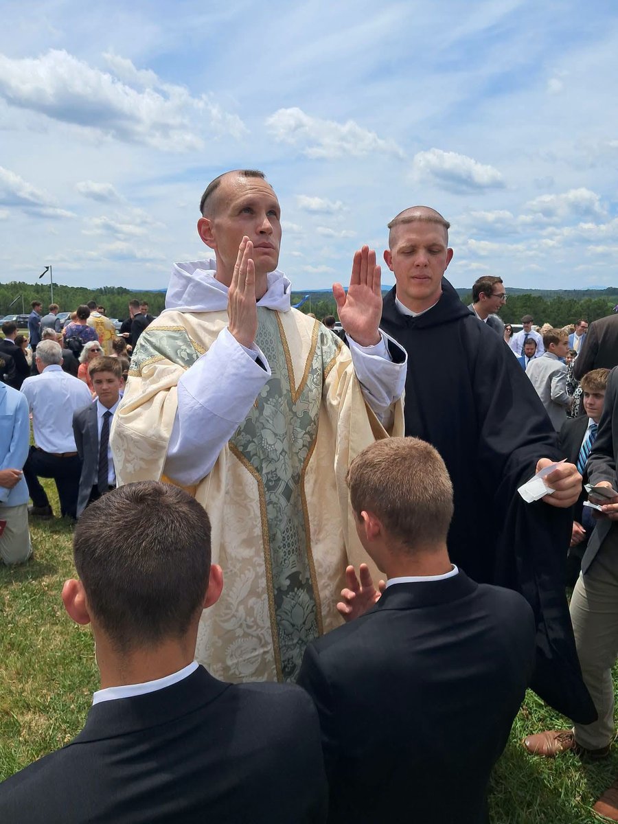 FSSPXFR's tweet photo. 10 diacres et 7 prêtres ont été ordonnés par Mgr Bernard Fellay ce 19 juin au séminaire de Dillwyn (États-Unis). https://t.co/Kytx02KoMU