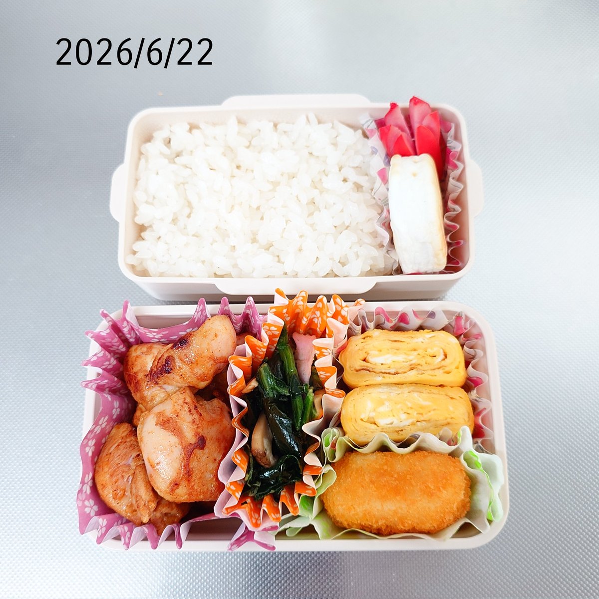 cottoncandy_HTK's tweet photo. 娘ちゃんの弁当🥢
❋タンドリーチキン
❋エリンギ・ほうれん草バター醤油ソテー
❋コーンクリーム
❋甘卵焼き
❋チーはん＆🐙
月曜日の朝は眠い…
仕事中も眠かった🥱
#お弁当 #お弁当作り #お弁当記録 #料理 #料理記録 #料理写真 #女子高校生弁当 https://t.co/XLrqrIs9CX