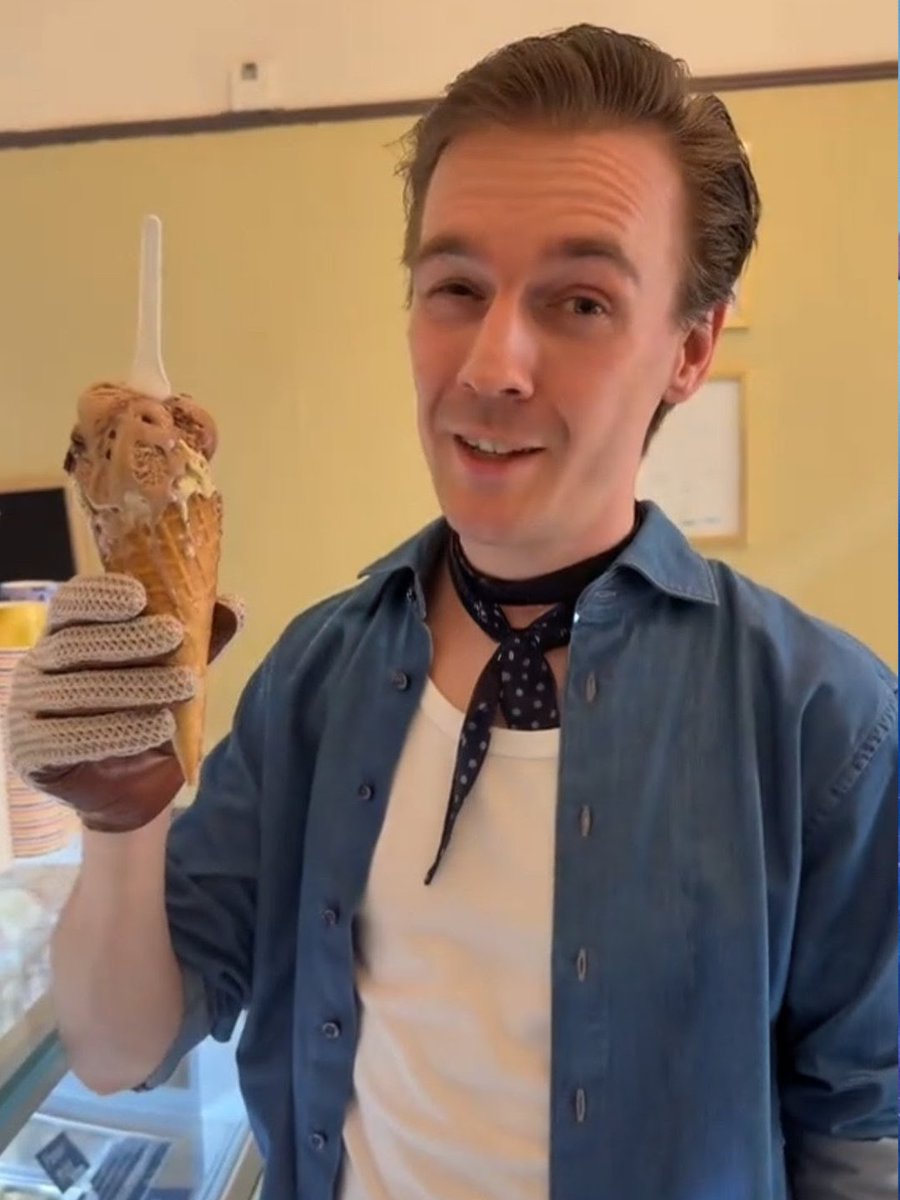 dansgolvs's tweet photo. gonna let the millennialposting slide bc he looks so good https://t.co/hK1EyGQz5r