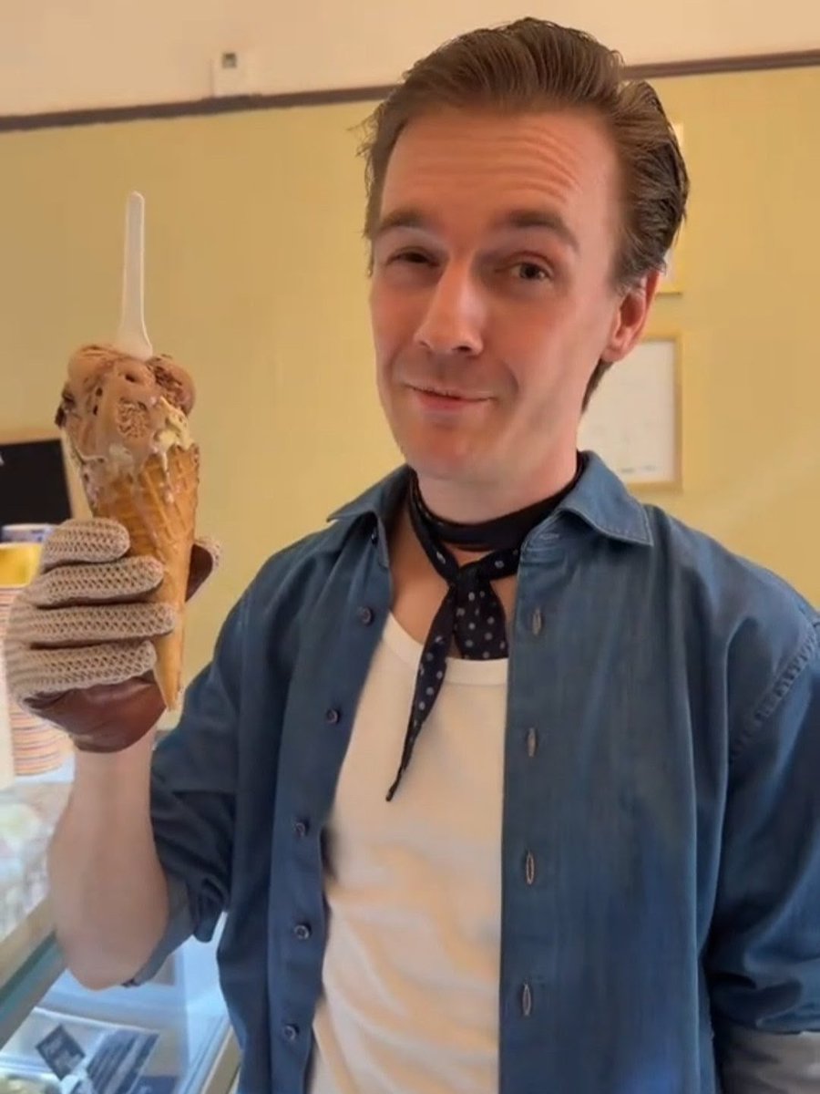 dansgolvs's tweet photo. gonna let the millennialposting slide bc he looks so good https://t.co/hK1EyGQz5r
