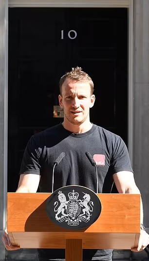PolitlcsUK's tweet photo. 🚨 NEW: The "Hot Podium Guy" has arrived at No 10 https://t.co/lFKeSF1itc