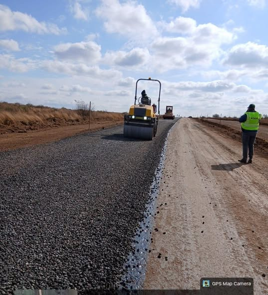 GPDRT_'s tweet photo. 🚧🚧#TacklingG13

Improving our roads, one project at a time.
The West Rand Road Maintenance Team is currently undertaking resealing works in Welverdiend AH, Carletonville, to preserve road infrastructure, improve driving conditions, and enhance road safety for all users.

We remain committed to maintaining a safe and reliable road network across Gauteng.

#GautengAtWork #AgaLeRona #RoadMaintenance