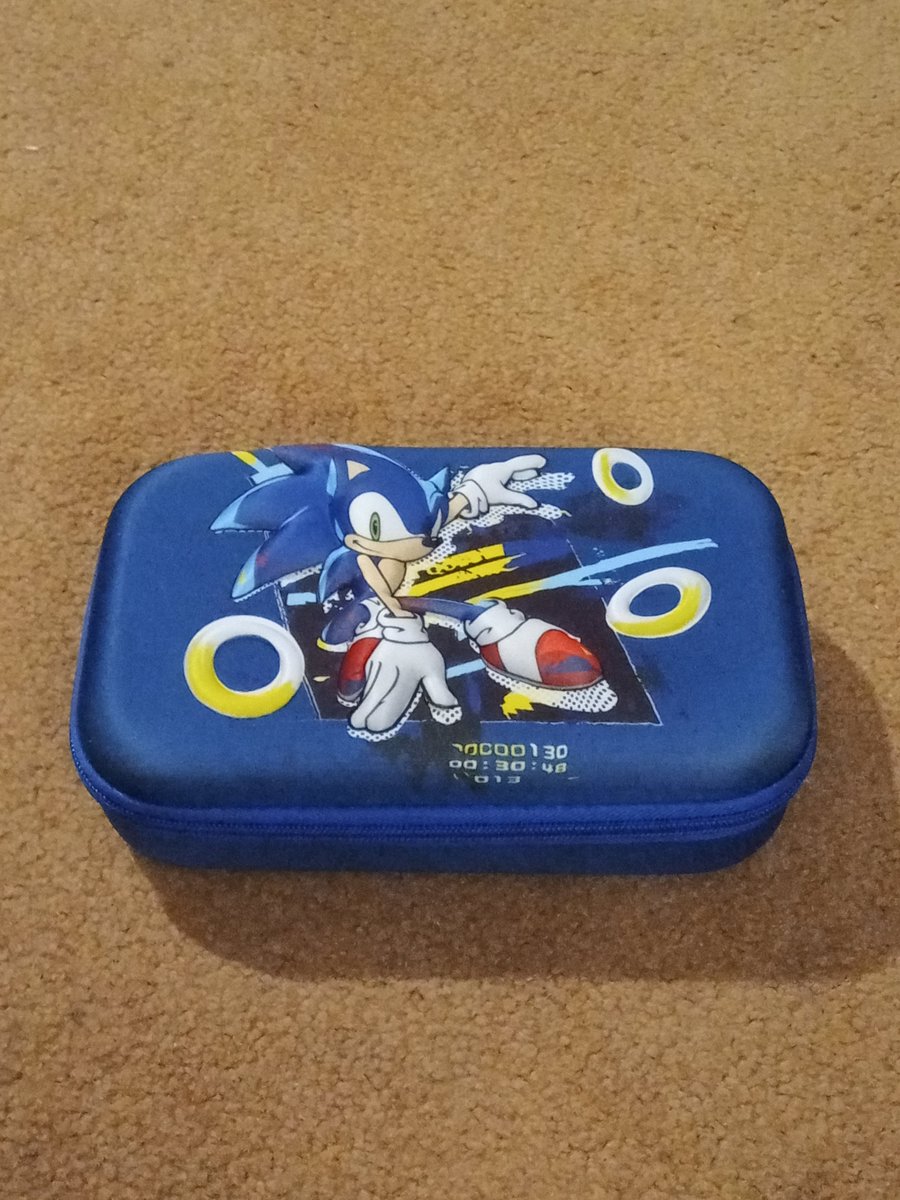 darko_foxfire's tweet photo. Day 21 of Sonic Month! This is a Sonic the Hedgehog Pencil Case that i found to hold things inside of it! I can't wait to put the Sonic Pencils in it! #sonic #sonicthehedgehog #sonicpencilcase #sonicstationery #day21ofsonicmonth https://t.co/kcIuRTdiQD