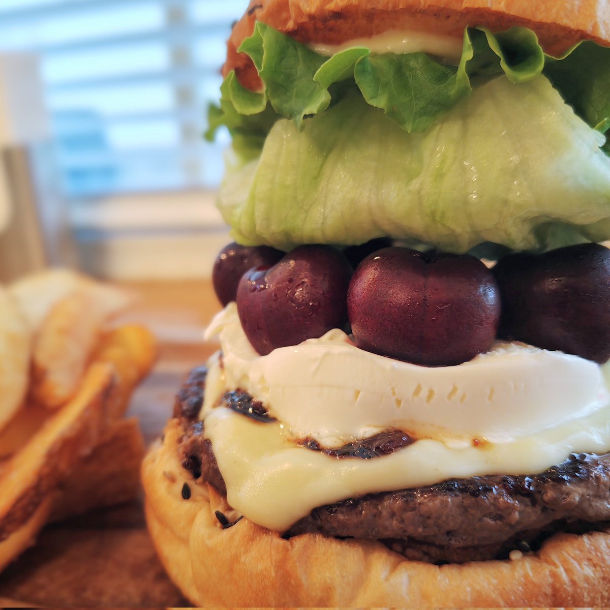 pVUNq's tweet photo. 本日のランチ
久しぶりのBURGER'S HAPさんにてマンスリーメニューのアメリカンチェリーバーガーなり
美味すぎて飛んだ🗽 https://t.co/S6YQGjzEaI
