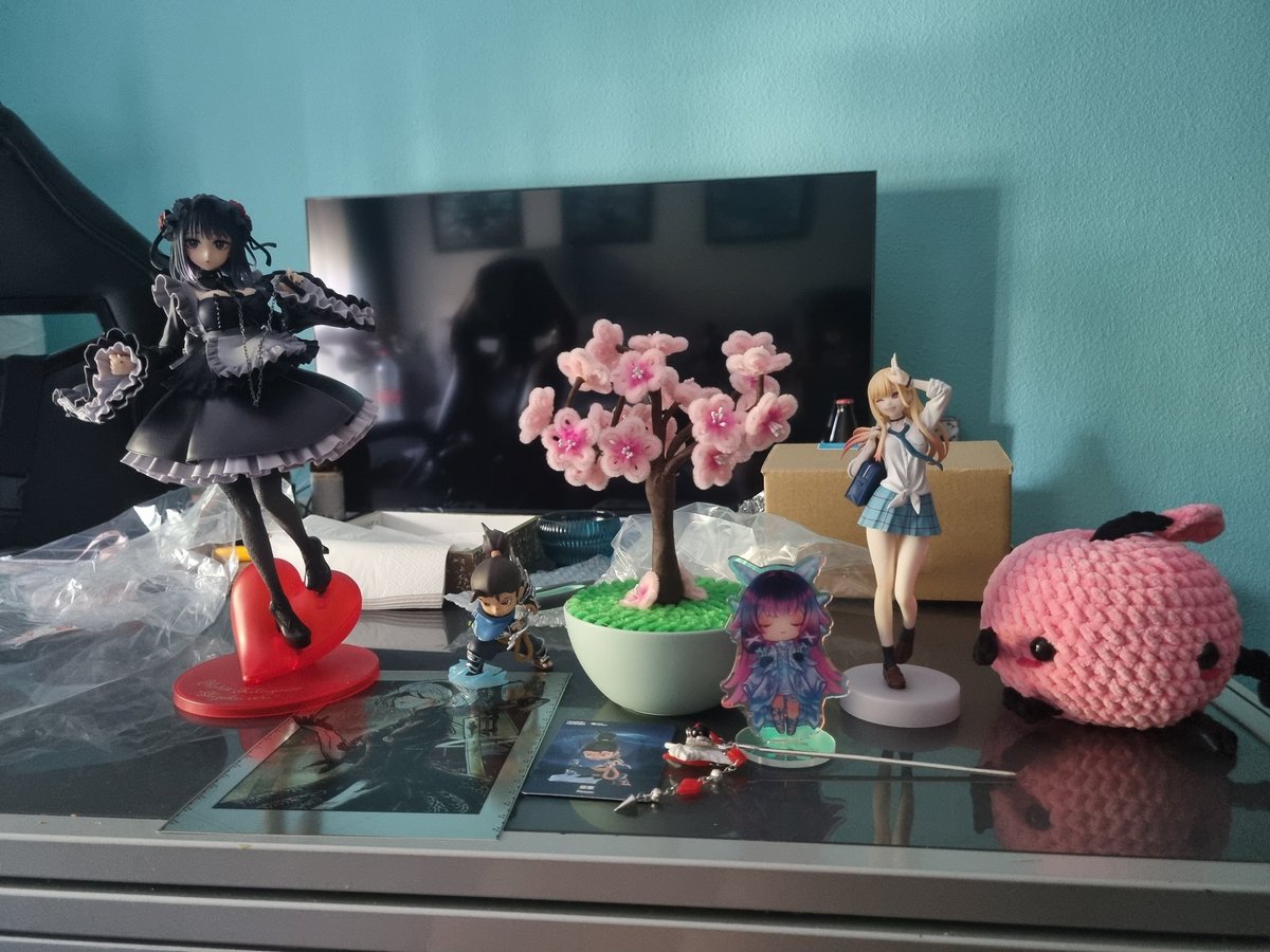 NicoLrnz's tweet photo. Mis compras del mangafest!! Buscaba mas cositas de columbina pero solo encontre el stand. El junipero es muy cutie y suavito :3 https://t.co/9Nu1YdeJyF
