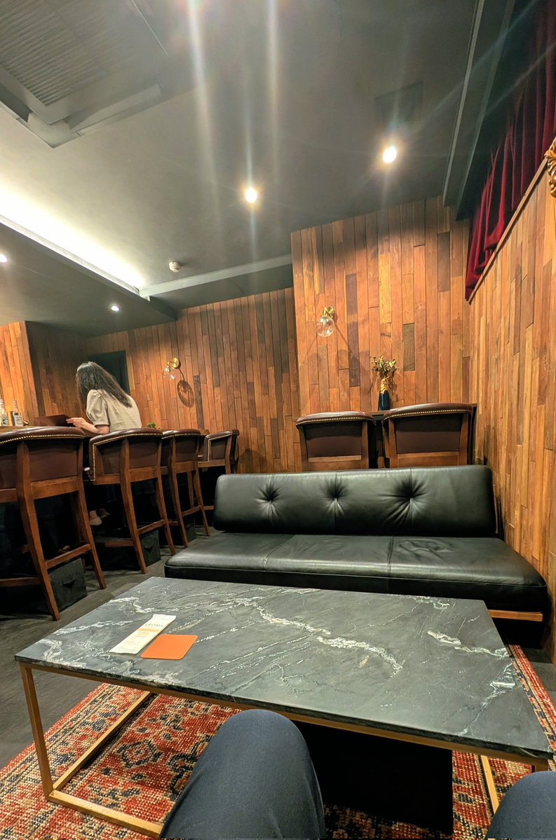 hanarug's tweet photo. 最近赤坂にオープンしたらしい 『Cafe余白』でランチ
本の読めるカフェ
夜はBARになるみたい

鯛茶漬け

本棚がある部屋が半個室になっていて、椅子が一つありここで没入できそうな空間
棚に並ぶのはオーナーの趣味の本だとかで、数学など理系な本も多かった
また寄ってみよう https://t.co/IzQDOKXvy4