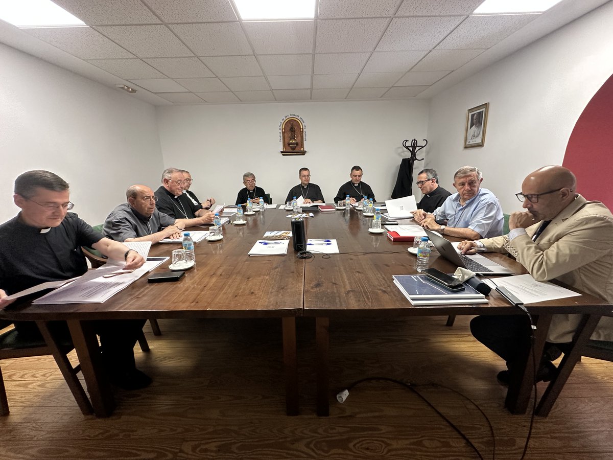 Las_Edades's tweet photo. El patronato de @Las_Edades se ha reunido en sesión ordinaria para revisar las actividades de los seis primeros meses de 2026 y asentar las líneas de los proyectos de la Fundación para el futuro.
Los obispos de #CyL siguen comprometidos con el patrimonio y con el territorio. https://t.co/SCBADLsVAt