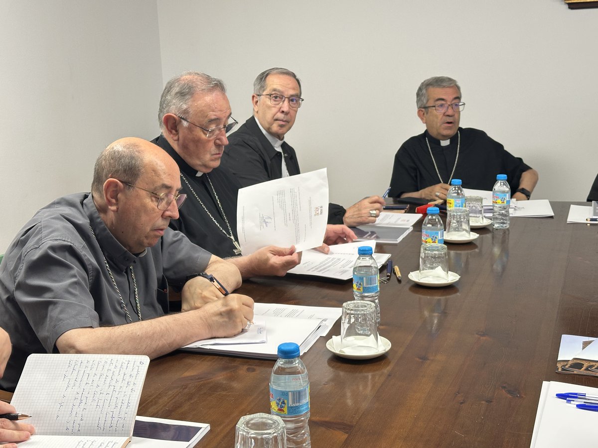 Las_Edades's tweet photo. El patronato de @Las_Edades se ha reunido en sesión ordinaria para revisar las actividades de los seis primeros meses de 2026 y asentar las líneas de los proyectos de la Fundación para el futuro.
Los obispos de #CyL siguen comprometidos con el patrimonio y con el territorio. https://t.co/SCBADLsVAt
