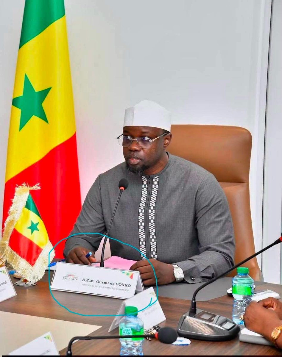 BakhdadO's tweet photo. RÉVISION CONSTITUTIONNELLE : UNE RÉFORME AU PROFIT DU LÉGISLATIF

Le principal bénéficiaire de la réforme constitutionnelle reste l'Assemblée nationale en ce sens que le texte renforce considérablement ses prérogatives de contrôle  

Si la loi passe, les députés gagnent le droit d'auditionner tout le monde  

Mieux, le Gouvernement devra informer l'Assemblée nationale de toute convention d'investissement portant sur les ressources naturelles  

Même dans la création d'une Cour constitutionnelle, trois parmi ses 9 membres seront proposés par l'Assemblée nationale  

Le président de la République, qui ne pourra plus diriger un Parti politique ou une Coalition de Partis, sera aussi contraint de ne pas signer d'accords importants, de contractions d'emprunts ou encore une attribution de concessions stratégiques à la fin de son mandat  

Comment les pouvoirs du Pm sont renforcés  

L'opposition reconnue comme pilier démocratique

(SourceA)