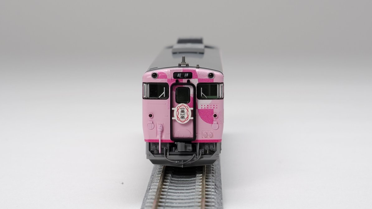 TRAIN_BOX's tweet photo. ★オリジナルNゲージ続報★
今回の投稿では細かな魅力をご紹介♪
①「SAKU美SAKU楽」のために配置の変更されたシートを再現しています。（写真1枚目）
②旅を贈る、旅を包む。リボンの柔らかな曲線で旅への優雅さと高揚感を表現された、ロゴマークが描かれたヘッドマークを、新規作成で再現しています。（写真２・３枚目）
※写真は製品と一部異なる場合があります
#JR西日本 #トレインボックス #鉄道 #Nゲージ