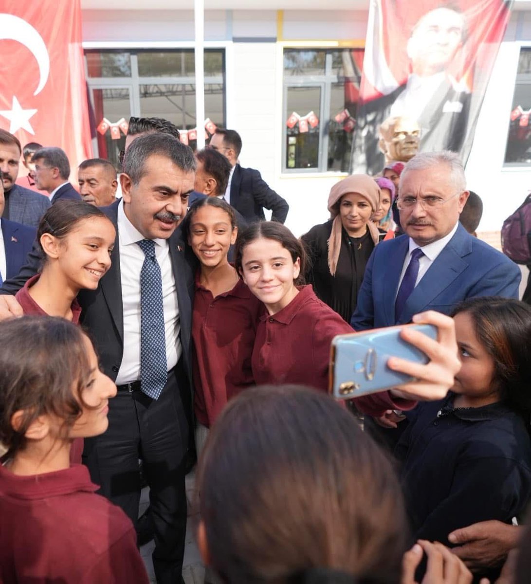 ercanturk28's tweet photo. Bizler dün olduğu gibi bugün de yarın da sizlerin yanında olmaya devam edeceğiz. Hayallerinize ulaşmanız, güçlü bir geleceğe hazırlanmanız ve potansiyelinizi en iyi şekilde ortaya koymanız için sizleri daima destekleyeceğiz.

@Yusuf__Tekin 
@tcmeb https://t.co/e3rp29rymS
