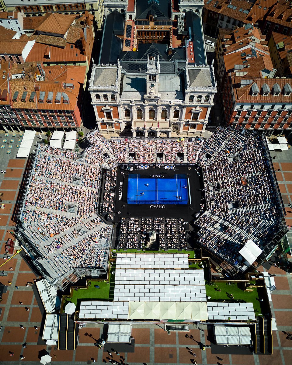PalmaCarlota's tweet photo. Ya estamos en Roland Garros. 
Ya estamos en el Foro Itálico.
Ya estamos en Estados Unidos.

Pero ningún estadio se puede comparar con la Plaza Mayor de Valladolid.

Además, este año se celebran 20 años del mejor pádel del mundo en Valladolid, que recibirá al Rey Arturo Coello https://t.co/c6WCeriNxs