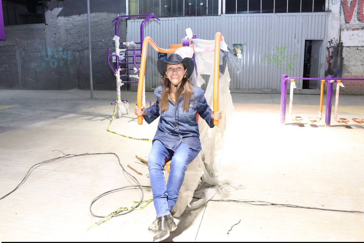 evelyn_parraA's tweet photo. 🌙 Cerramos la noche supervisando los trabajos en la Calle 7.

Muy pronto este espacio será una realidad para las y los vecinos. Cuando se trabaja con compromiso, los resultados se ven y se disfrutan.

¡Buenas noches, mi gente! Seguimos transformando Venustiano Carranza. 💪✨ https://t.co/2CmOIqqZgc