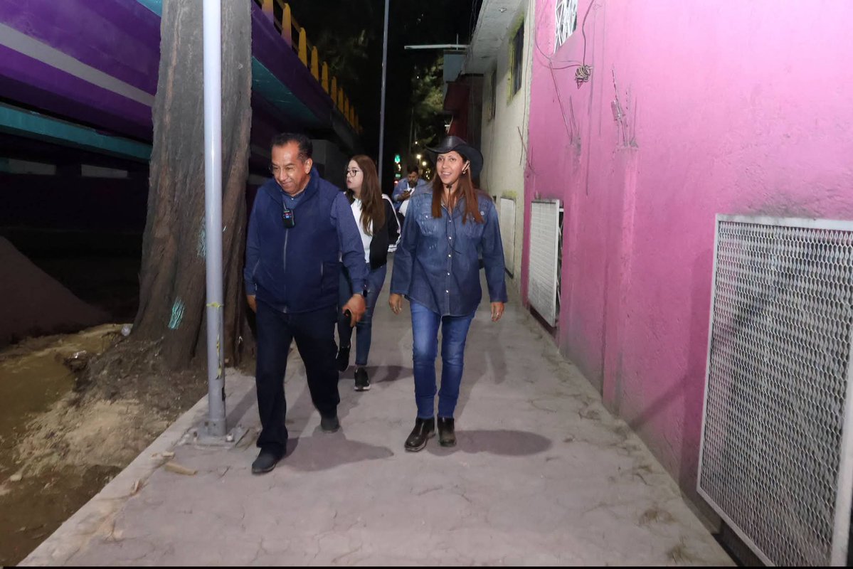 evelyn_parraA's tweet photo. 🌙 Cerramos la noche supervisando los trabajos en la Calle 7.

Muy pronto este espacio será una realidad para las y los vecinos. Cuando se trabaja con compromiso, los resultados se ven y se disfrutan.

¡Buenas noches, mi gente! Seguimos transformando Venustiano Carranza. 💪✨ https://t.co/2CmOIqqZgc