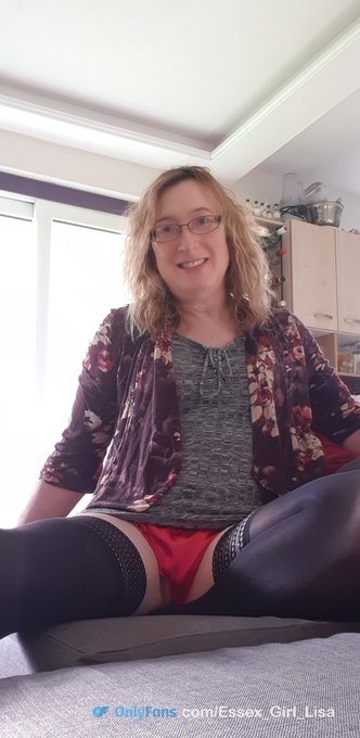 Essex Girl Lisa - 1 pic. oooo, cute red knickers. I hope you like them x. https://t.co/sqrg95rUIF #Upskirt #Knickers #Panties #Stockings #MILF #Blonde #Flashing https://t.co/O0FOsVKNvZ