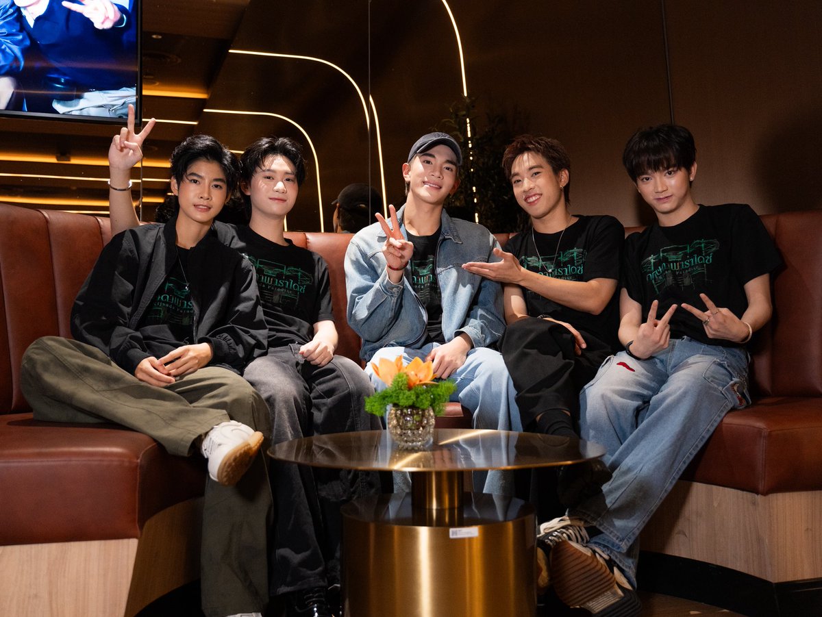 13StudioTH's tweet photo. ภาพบรรยากาศ #SFxKijsadaparadise โฟร์ท เซน ไจ๋ ยูโร เตย เดินสายโปรโมตภาพยนตร์ "กฤษดาพาราไดซ์" ร่วมกันเป็นครั้งสุดท้ายกับกิจกรรม SF STAR SHOW ที่เซ็นทรัลลาดพร้าวและเซ็นทรัลเวิลด์💚

ทาง 13 Studio ขอขอบคุณ SF สำหรับกิจกรรมดีๆแบบนี้
และขอขอบคุณแฟนคลับทุกคน
ที่มาร่วมเป็นกำลังใจให้กับทีมนักแสดงและแชร์ความประทับใจร่วมกันกันอย่างอบอุ่นนะครับ🙏🏻 

🎟️ซื้อตั๋วทัวร์สวนน้ำร้างได้แล้ววันนี้!!
ผลงานการกำกับโดย ไมค์ ภณธฤต
ผู้กำกับเจ้าของแฟรนไชส์ พี่นาค 1–5
โปรดิวเซอร์โดย คุ้ย ทวีวัฒน์
จาก ธี่หยด 1-2 และ เลือดรัก นักฆ่า

สวนน้ำเปิดทำการ
วันนี้ ในโรงภาพยนตร์

#กฤษดาพาราไดซ์ #KijsadaParadise
#Fourthnattawat #โฟร์ทณัฐวรรธน์
#เซนจตุรวิชญ์ #ไจ๋สรธร
#เตยวรพัช #ยูโรวรัชต์ธิปต์
#13Studio #ThirteenStudio