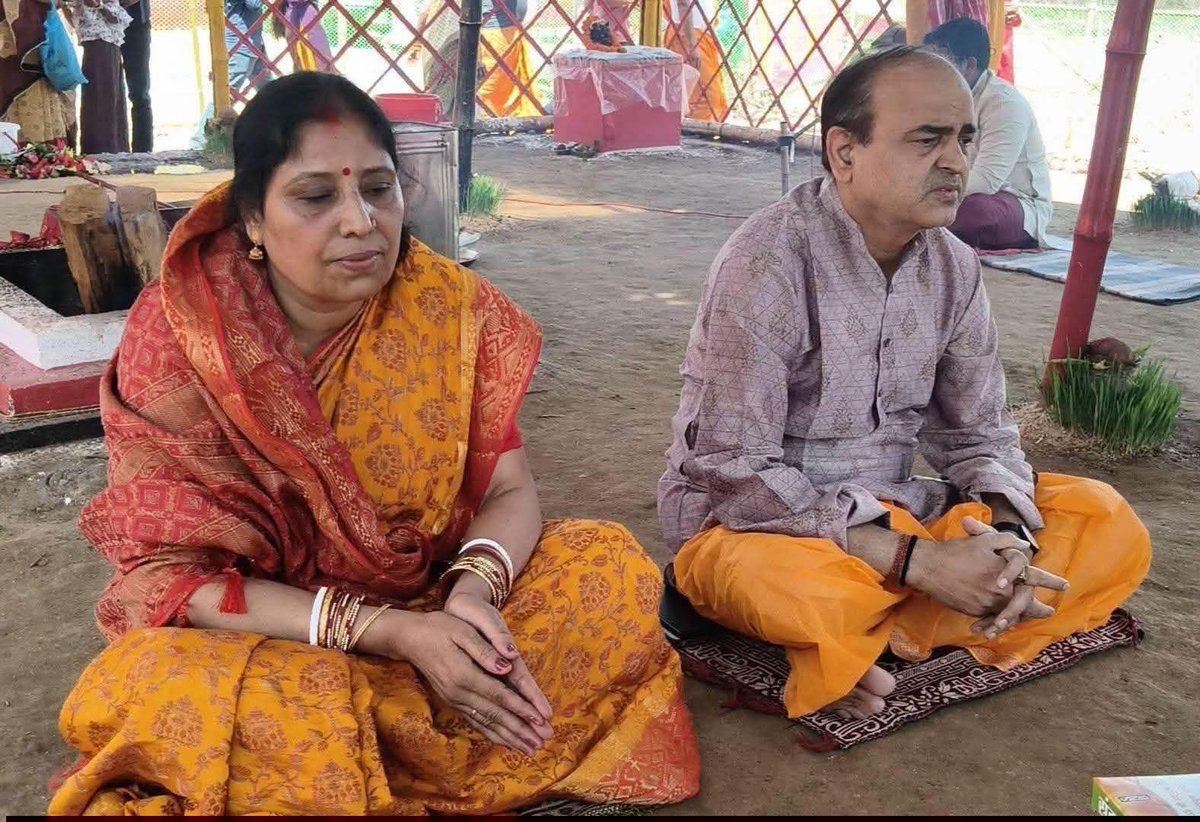 ShefaliVoice's tweet photo. झारखंड के प्रथम मुख्यमंत्री सह नेता प्रतिपक्ष आदरणीय बाबूलाल मरांडी जी के आप्त सचिव श्री राजेंद्र तिवारी जी एवं भाभी जी को वैवाहिक वर्षगांठ की हार्दिक शुभकामनाएं। 

बाबा बैद्यनाथ की असीम कृपा आप दोनों पर बनी रहे। ईश्वर आप दोनों के दाम्पत्य जीवन को सदैव खुशहाल एवं सुखमय रखें। https://t.co/3D3hHonuMI