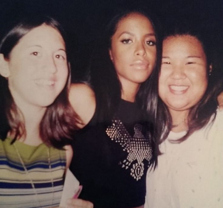 Aaliyah_Fanatic's tweet photo. Aaliyah with fans at the Teen Choice Awards, 2000 https://t.co/V8tCOfMBda