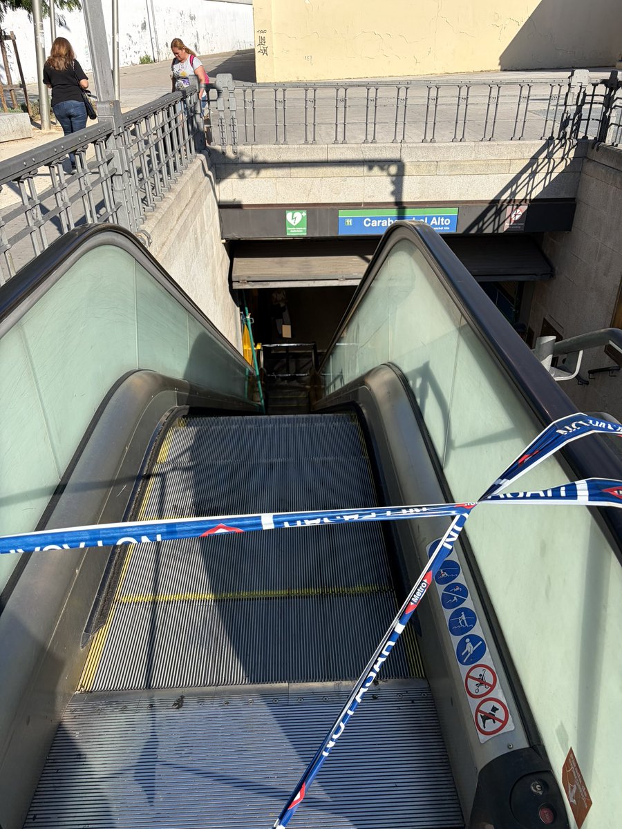 samuelcaraballo's tweet photo. Nuevo sistema de mantenimiento de @metro_madrid con puntales en las puertas de acceso a estaciones.
@IdiazAyuso 
FYI @PSOE @psoe_m @MasMadrid__ @oscar_puente_ https://t.co/ZQFPhVEKio
