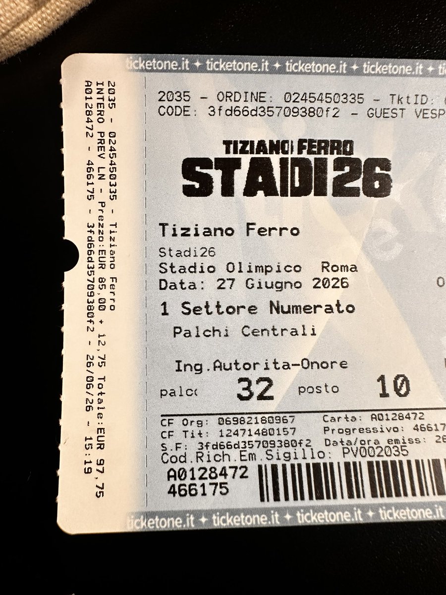 LoMi0712's tweet photo. @aledoc76 Averlo vissuto da una postazione così strategica ha influito tantissimo: da lì sopra l'impatto visivo delle luci e l'energia di tutta quella folla erano qualcosa di indescrivibile. Un ricordo che rimarrà impresso a lungo! https://t.co/aqQEaSOlwn