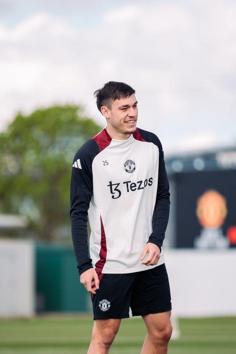 MUFCNET's tweet photo. 🚨🚨🚨 MEN |

مانشستر يونايتد لا يتوقع أن تكون إصابة خطيرة في الركبة لمانويل أوغارتي تأثر على أعمالهم في سوق الانتقالات.

مع كون أوغارتي الآن غير قابل للبيع وغير قادر على اللعب، فإن وصول لاعب وسط إضافي أصبح أكثر إلحاحًا. https://t.co/sf4ovk0Klc