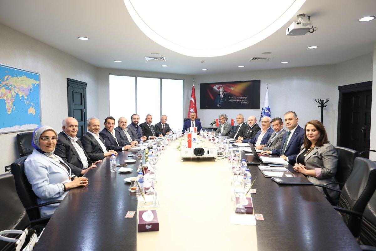 Kayseriso's tweet photo. Kayseri Sanayi Odası (#KAYSO) Yönetim Kurulu Toplantısı, Başkanımız Mehmet Büyüksimitci’nin başkanlığında gerçekleştirildi.    

Toplantıda Odamızın çalışmaları, sanayicilerimizin talep ve beklentileri ile gündemde yer alan konular değerlendirilerek karara bağlandı.    

Alınan kararların şehrimiz, sanayicilerimiz ve iş dünyamız adına hayırlı olmasını temenni ediyoruz.