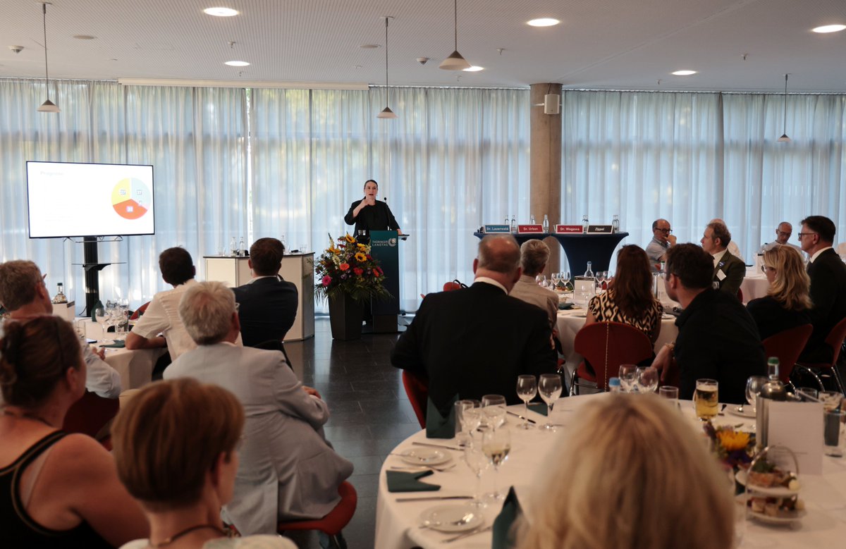 ThuerLandtag's tweet photo. Vizepräsidentin Dr. Cornelia Urban eröffnete den Parlamentarischen Abend der Thüringer Zahnärzteschaft während des letzten #plenumth |s und betonte dabei die Bedeutung der landespolitischen Maßnahmen gegen Engpässe innerhalb der zahnärztlichen Versorgung im Freistaat. https://t.co/UjBMTOxAf6