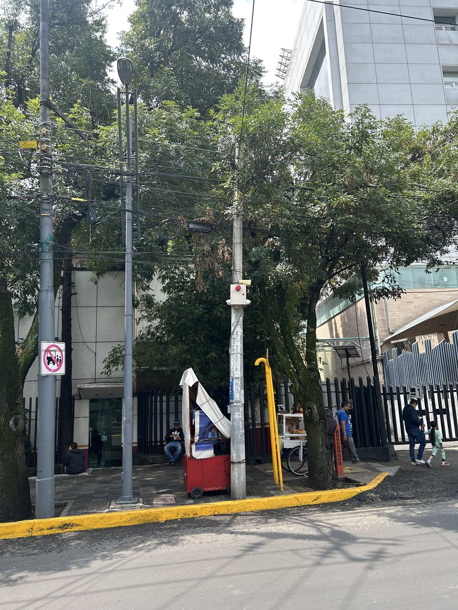 1980AraceliR's tweet photo. Desde el viernes 26 de JUN…. se reportó esta alarma, suena 24hrs y siguen sin atender con el número de poste 10945 qué se encuentra sobre Calz de Tlalpan, enfrente del GEA Gonzalez. Nos está volviendo locos @c5_cdmx , @locatel_mx  @ClaraBrugadaM https://t.co/nhmpZIToj1