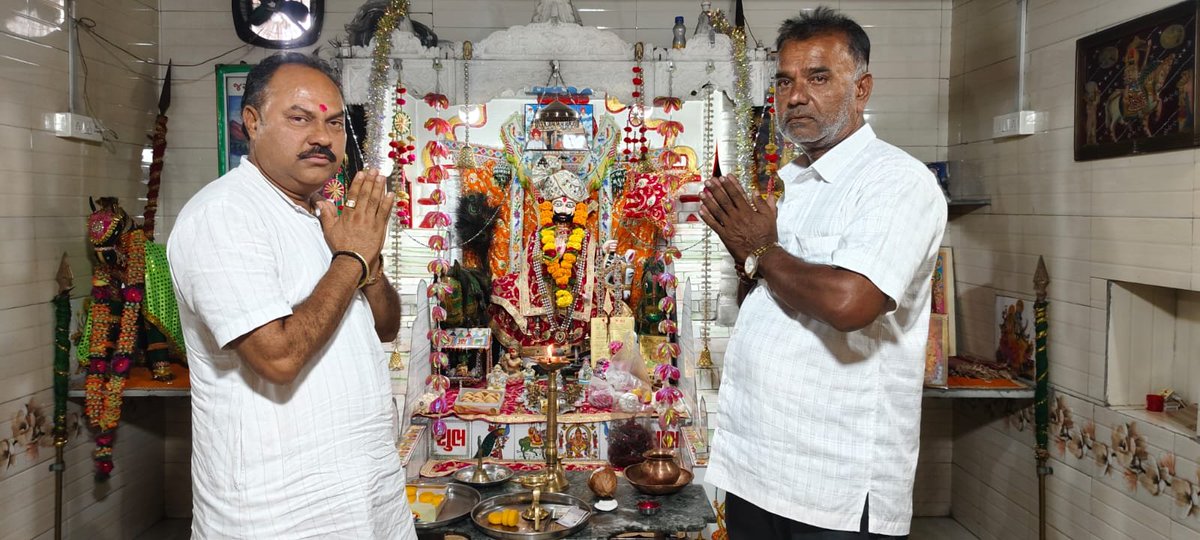 Gautambhaibjp's tweet photo. આજ રોજ મારા પરમ સ્નેહી મિત્ર શ્રી અરવિંદભાઈ ભટ્ટ દ્વારા તળાજા વિધાનસભા બેઠકના ભવ્ય વિજય માટે વલભીપુર તાલુકાના પાણવી ગામે શ્રી રામદેવપીર બાપાના દર્શનની માનતા કરેલ,જે આજે શ્રદ્ધાપૂર્વક પૂર્ણ કરી તેમજ રામદેવપીર બાપાના દર્શન કરી સૌના કલ્યાણ માટે પ્રાર્થના કરી!(૧/૨) https://t.co/Jqem0BduqP