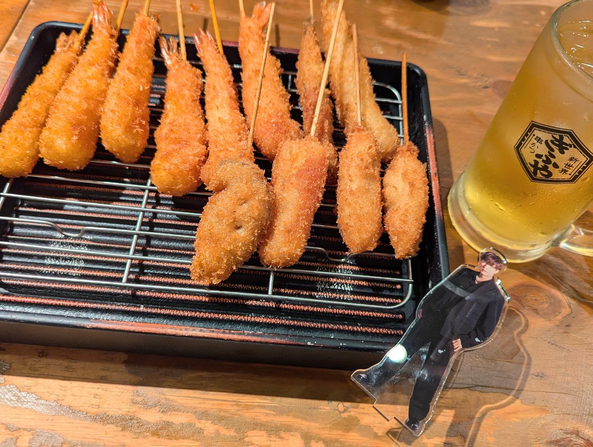 0525swing1027's tweet photo. 内博貴グルメ巡り～大阪編～

串カツ♪
博貴が食べていた、えび、ししゃも、ささみが美味しかった！！それ以外も全部美味しかった⟡.*そしておうどんも😋
博貴が『ここだけで大阪』と言っていたソースの壺(笑)

ドキドキするエリアだけどまた行きたいな https://t.co/dzKp6MJp77