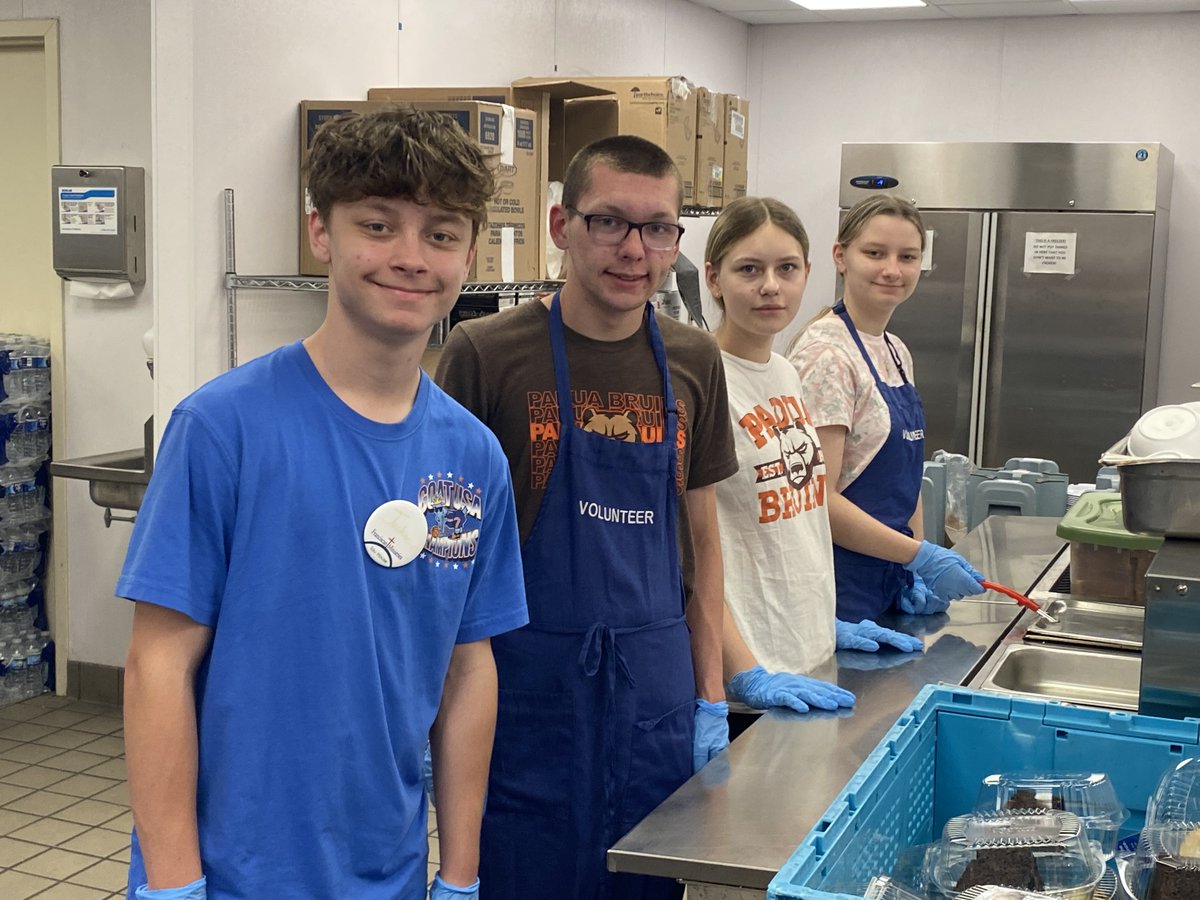paduafranciscan's tweet photo. To kick off this summer, a wonderful team of seven Padua students and two teachers traveled to Cincinnati for five days to serve the poor, disabled, hungry, homeless, and children in need at five different locations set up by Franciscan Ministries! 

#PaduaFranciscan #BruinsGiveBack