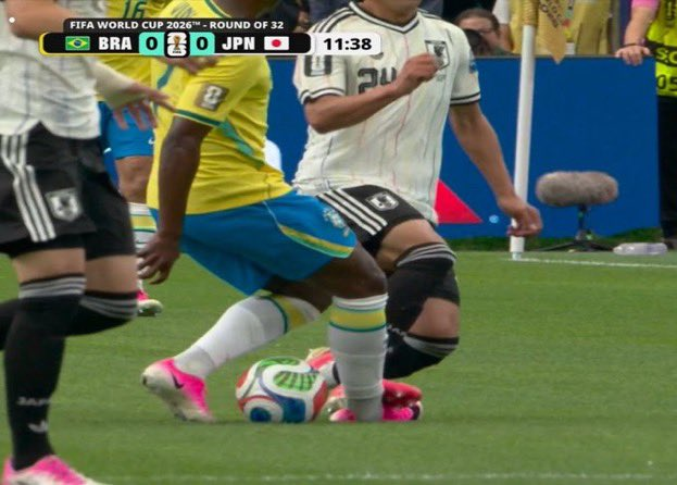 Cr7stianismo_'s tweet photo. Esto no ha sido tarjeta roja.

Vinícius Junior está siendo el futbolista más perseguido arbitralmente en este Mundial.

Y le disputa a Cristiano Ronaldo el hecho de ser el jugador más maltratado por los árbitros en la historia del fútbol. https://t.co/UV2GpwcprG