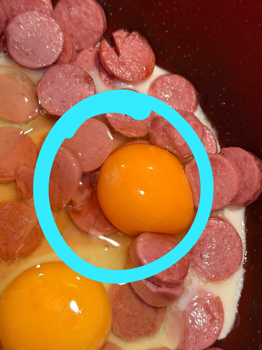 SCRUICA's tweet photo. El día de hoy estaba haciendo unos huevitos revueltos con salchicha y tristemente me salió ese huevo @HuevoSanJuanMx con pedazo de sangre y algo que parece como carne café 😵‍💫  y tuve que tirar todo 😔 por favor tengan más control de calidad, porque es muy triste tirar la comida🙁 https://t.co/oz6SLuwFcn