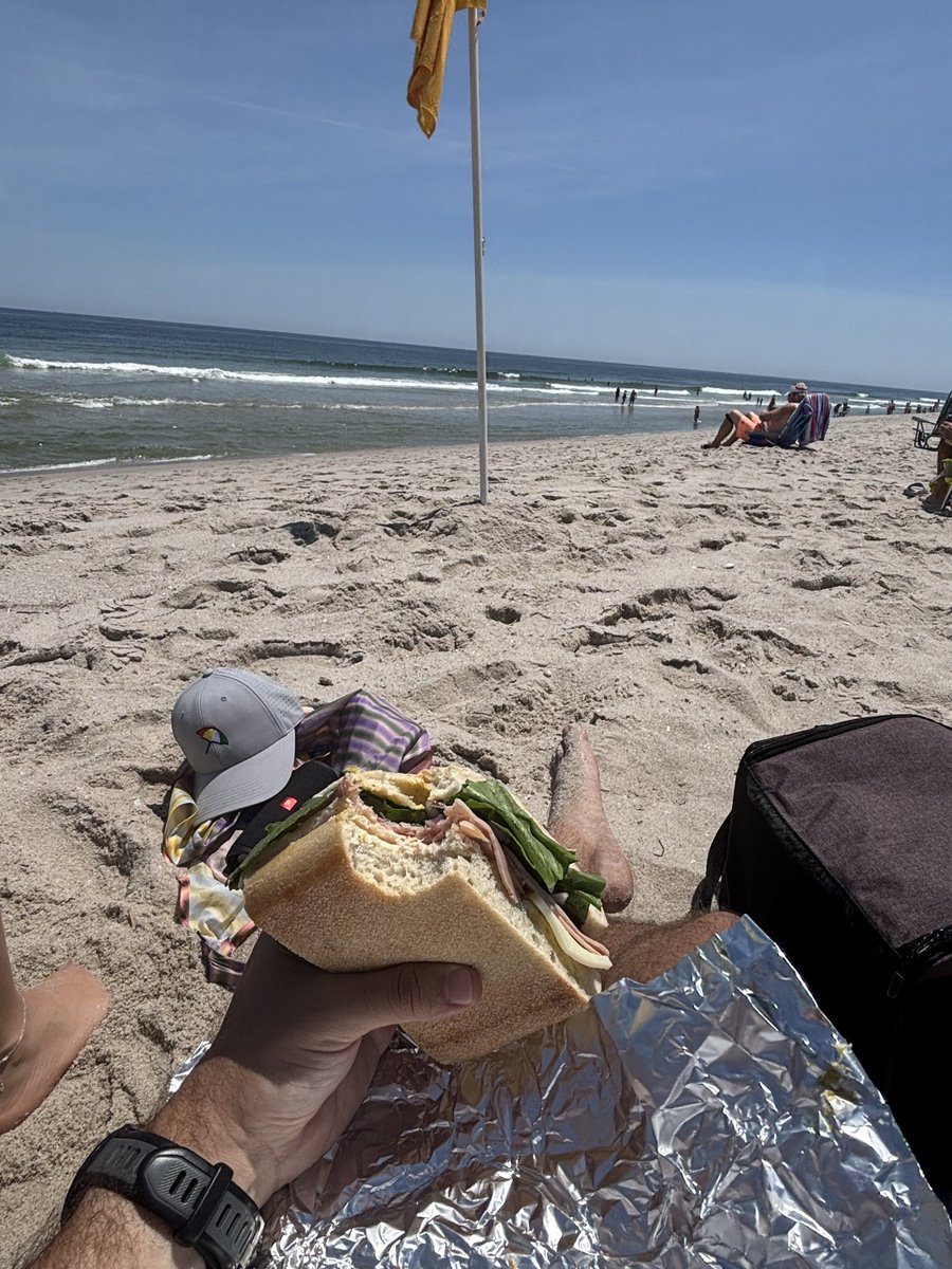 ochodrinko85's tweet photo. Making a sandwich for the beach at home and then eating it the very instant you get there #dudesrock #vicegrip https://t.co/WBk1Gya8m3