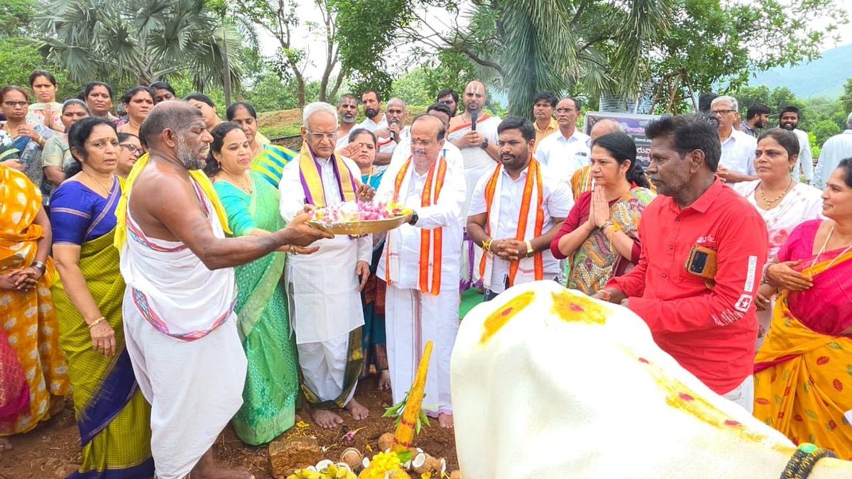 Ushapeddisetti's tweet photo. ఏరువాక పౌర్ణమి సందర్భంగా హిందూ విశ్వ కళా పరిషత్ మరియు సింహాచలం దేవస్థానం ఆధ్వర్యంలో గోశాలలో నిర్వహించిన కార్యక్రమంలో ఈఓ మరియు ట్రస్టు బోర్డు సభ్యులతో కలిసి పాల్గొనడం జరిగింది.
@JanaSenaParty https://t.co/3hz50vT06a