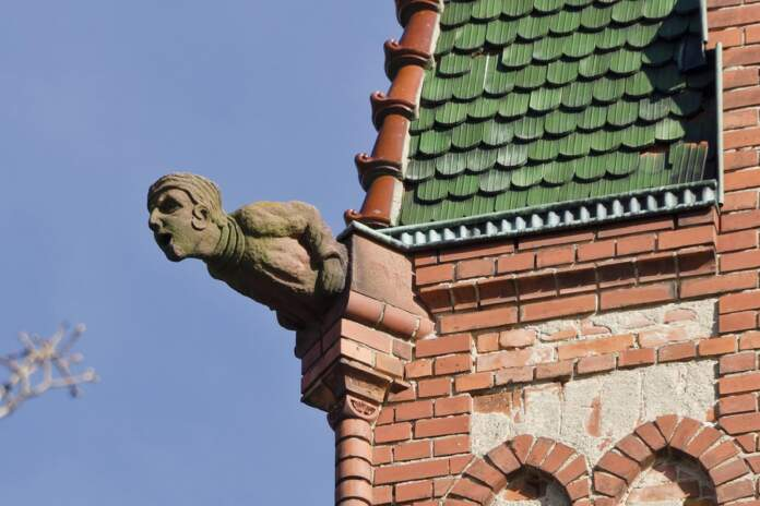FrontCnot's tweet photo. Rzygacz upamiętniający zamach na Karola Nawrockiego zainstalowany w kościele św. Jana Chrzciciela - Jaszkowa Dolna. https://t.co/LDiiea2Hwj