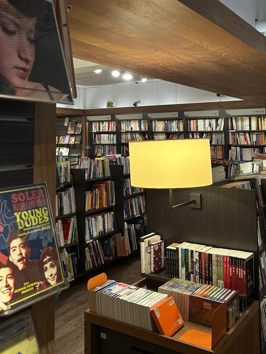 Adve_8nture's tweet photo. 古本屋をぶらりと訪れる https://t.co/LQEyoq2dt3