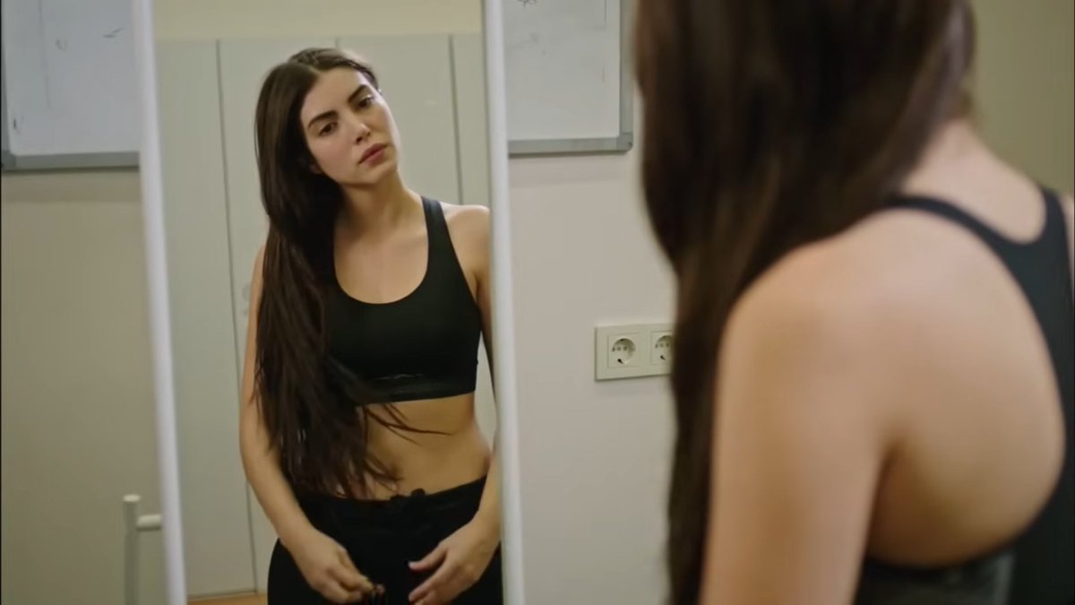 DenizItalia's tweet photo. Deniz/Hazan in FHVK .. una serie bellissima, bella per la storia e per Hazan nella storia, è lei che abbellisce e rende grande la storia, si anche il protagonista con lei
#DenizBaysal #FHVK https://t.co/c9xIdDno51