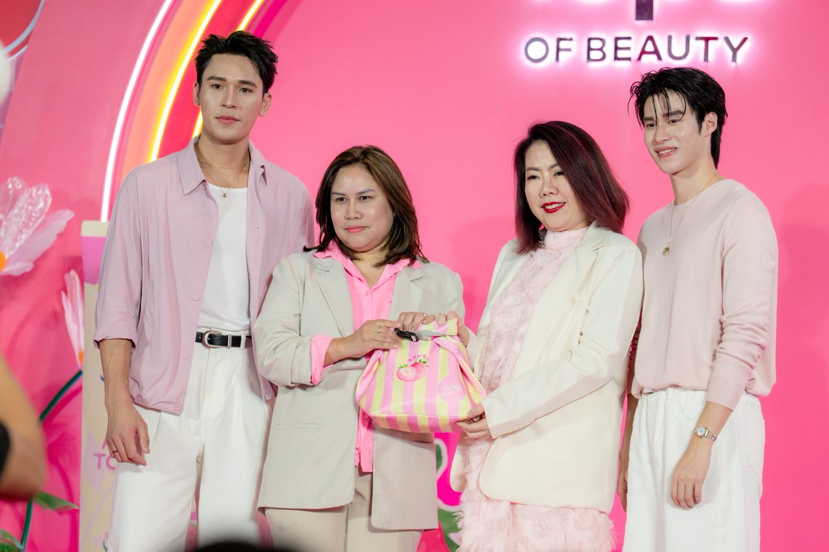 pearlpeakth's tweet photo. PearlPeakTH ขอขอบพระคุณ แบรนด์ Benice ที่ในวันนี้ได้ให้เกียรติเชิญเพิร์ลพีคมาร่วมงาน Tops of Beauty Benice X PearlPeak และภายในงานยังมีกิจกรรมมินิคอนเสิร์ต ที่เสิร์ฟความสุขให้กับแฟน ๆ หากมีโอกาสหวังเป็นอย่างยิ่งที่จะได้ร่วมงานกันอีกครั้งนะคะ ✨🙏🏻

ขอบคุณชาว PeoPle ทีมหน้างานที่มาให้กำลังใจเพิร์ลพีค และขอบคุณชาว PeoPle ทีมหน้าจอที่ส่งกำลังใจมาด้วยเช่นกัน เดินทางกลับบ้านโดยสวัสดิภาพ ถึงบ้านพักผ่อนกันน้า 🫳🏻

@pearlpooo @peakpeemapol  
@topsthailand

TOPS X PEARLPEAK

#BeniceXPearlPeak

#PearlPeak #เพิร์ลพีค 
#PeoPleของPearlPeak
#TOPSTHAILAND #BeNice #BeNiceThailand