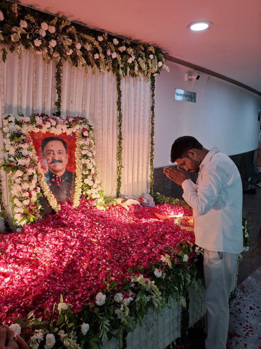 dhananjaykingm's tweet photo. राष्ट्रीय संयोजक नमो ऐप एवं एनडीएमसी के उपाध्यक्ष श्री @kuljeetschahal जी के बड़े भाई एवं युवा मोर्चा के राष्ट्रीय महामंत्री श्री @Rohit_Chahal जी के पूज्य पिताजी श्रद्धेय श्री नरेश चौधरी जी की पुण्य स्मृति में आयोजित श्रद्धांजलि सभा में भावभीनी श्रद्धांजलि अर्पित की

ॐ शान्तिः🙏 https://t.co/5ApgruWNJ5