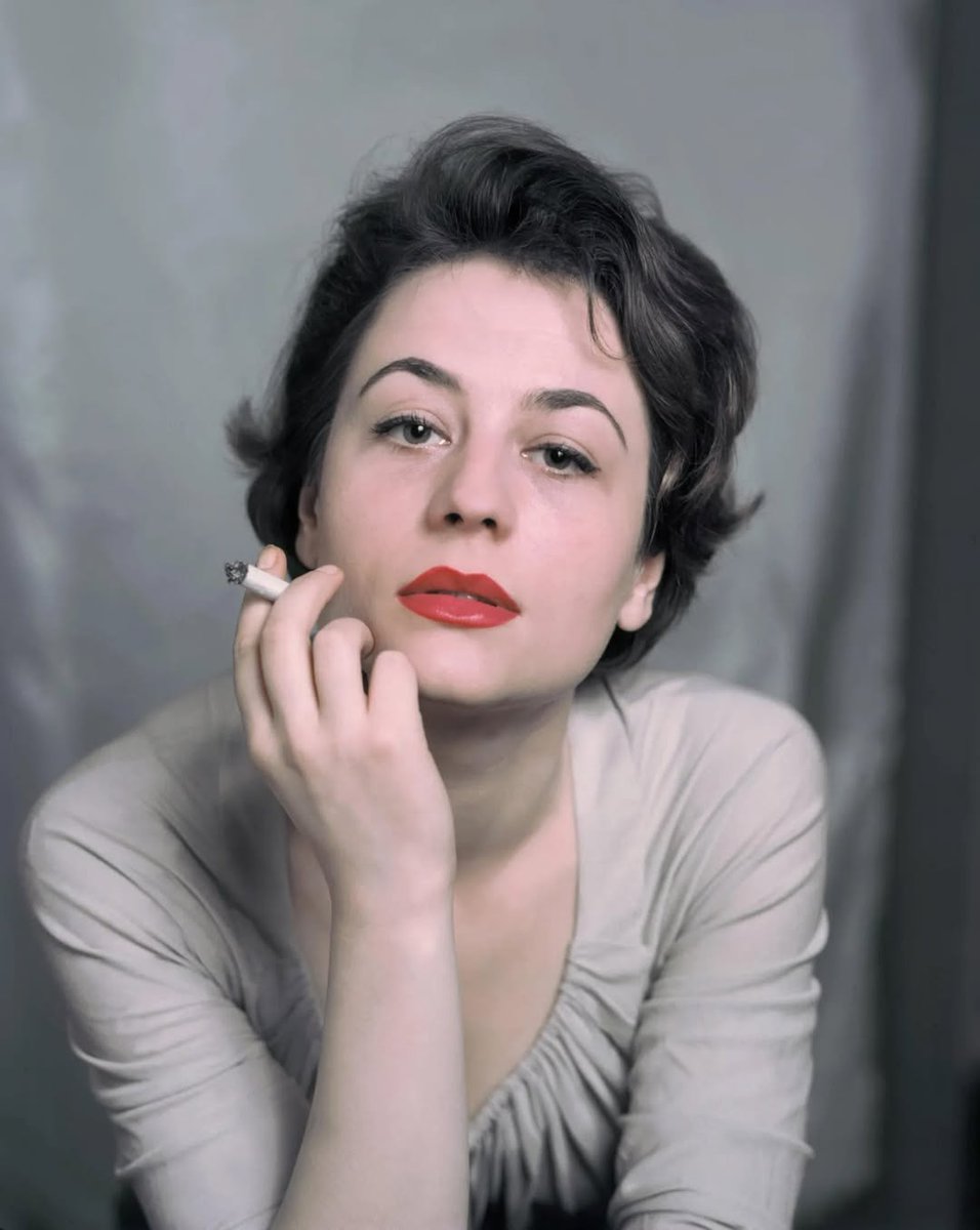 hiddenliburua's tweet photo. Mais quel portrait d'Annie Girardot (1955)! https://t.co/Vqz9l1cCUV