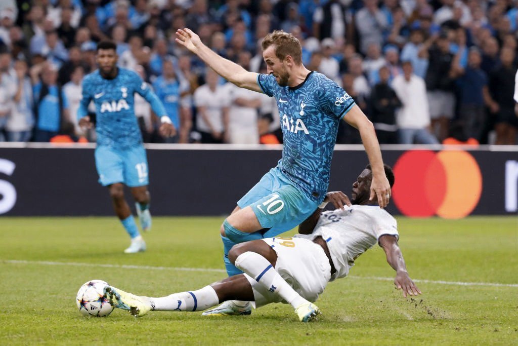 RDCAfrikFoot's tweet photo. #VousEtNous 

Est-ce que tu te souviens encore de ce moment de duel entre Harry Kane 🏴󠁧󠁢󠁥󠁮󠁧󠁿 et Chancel Mbemba 🇨🇩 ? 

Si oui, décrit le en commentaire 😊

#RAF https://t.co/Fi5J1fkC36